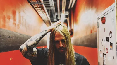 Sadistik in a hallway.